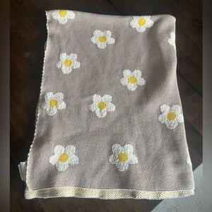Floral Knit Blanket with Daisy Pattern